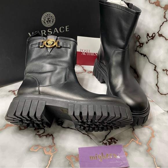 VERSACE BOOTIE H. 25 VITELLO
NERO-ORO NEW IN BOX SIZE 38.5 - Picture 13 of 13